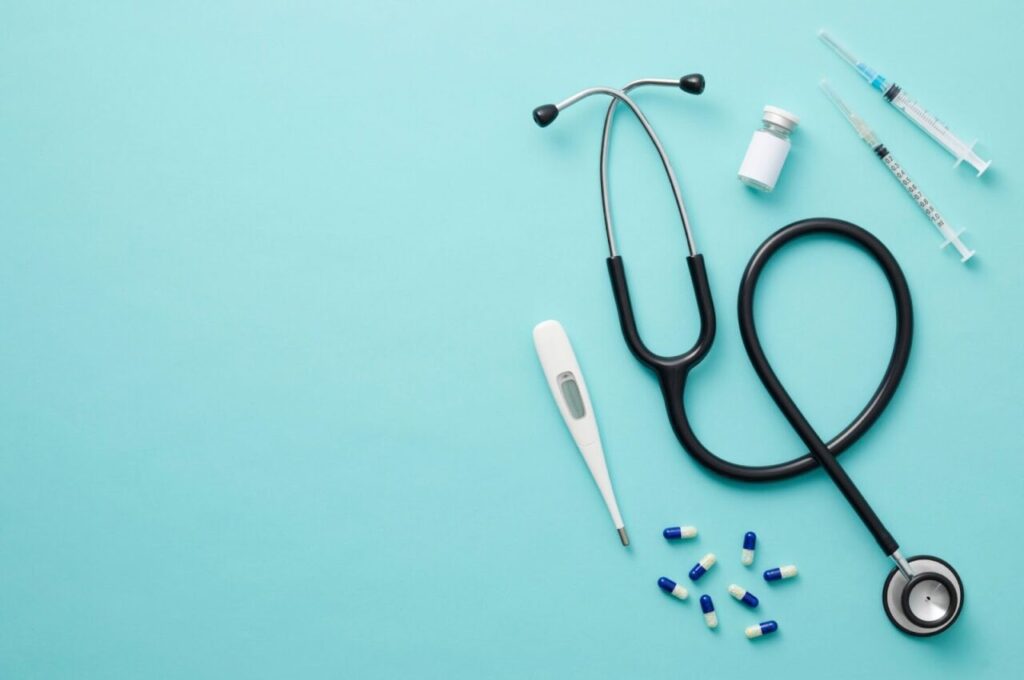 聴診器と注射器など医療イメージ