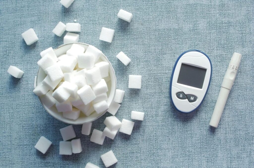 血糖値測定器と角砂糖