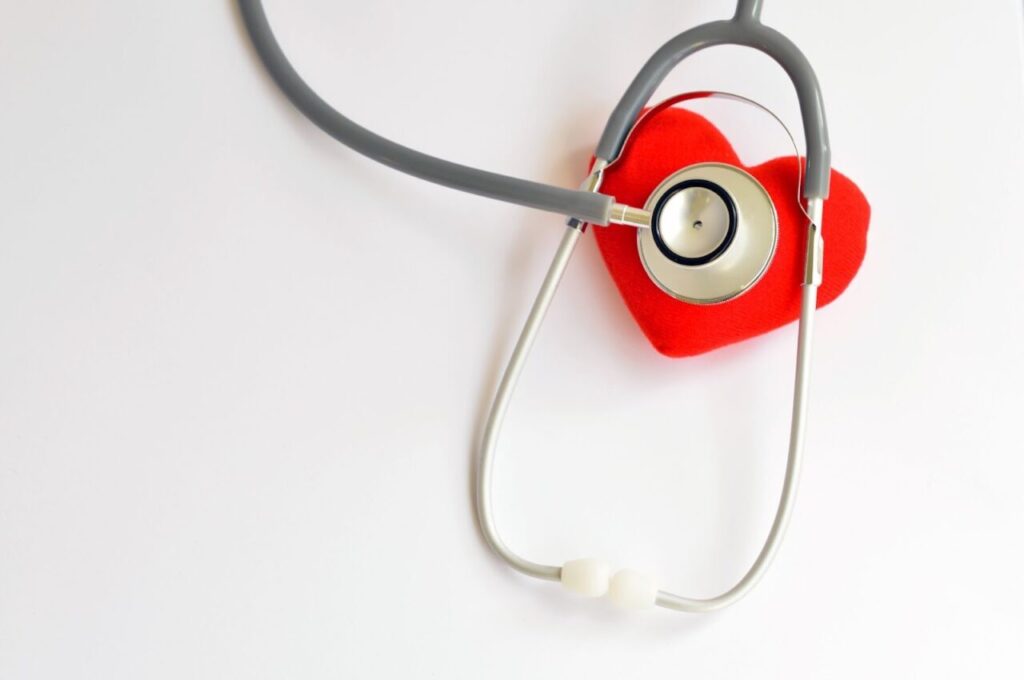 ハートのブロックに聴診器を当てている様子