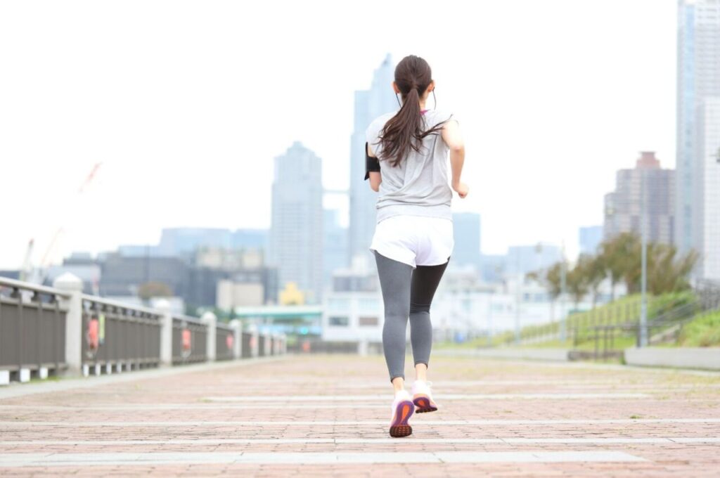 運動している女性の後ろ姿
