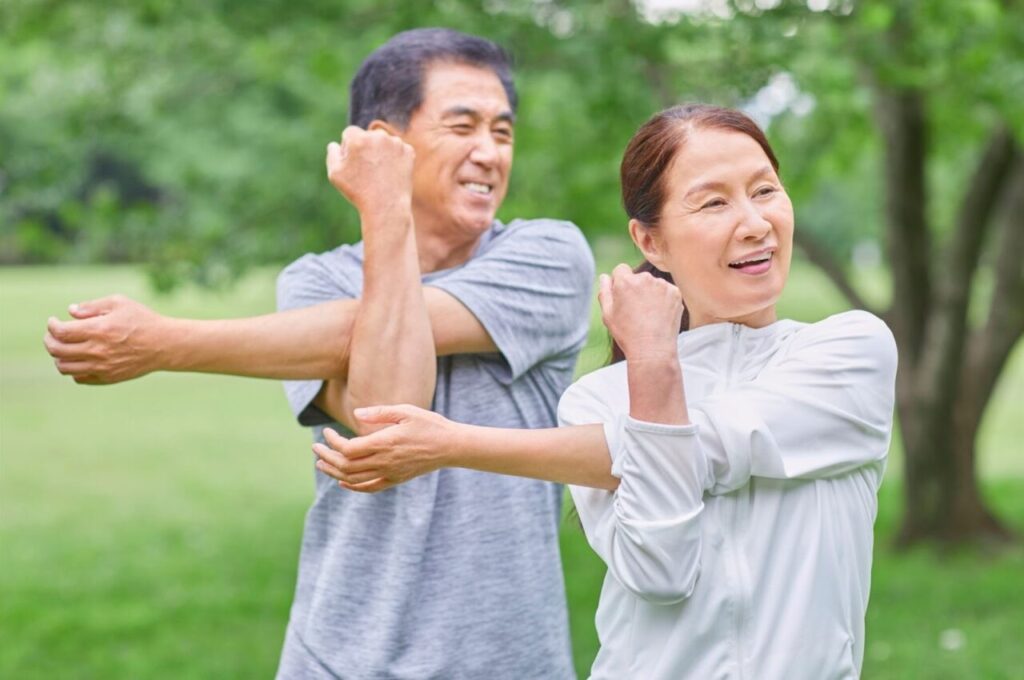 運動しているシニア男女