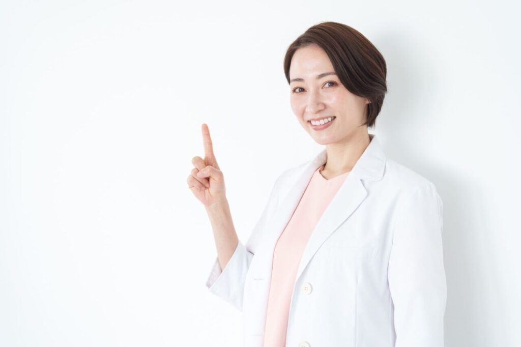 人差し指を立てる医師