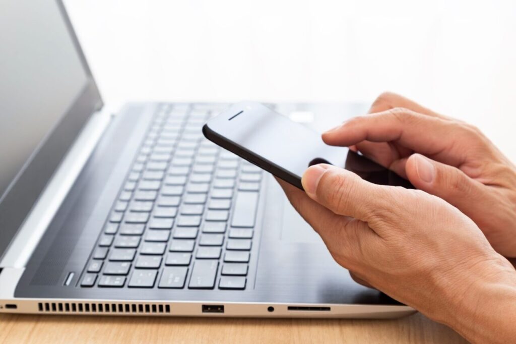 胃カメラの即日検査が可能な医療機関をスマホやパソコンで探している人