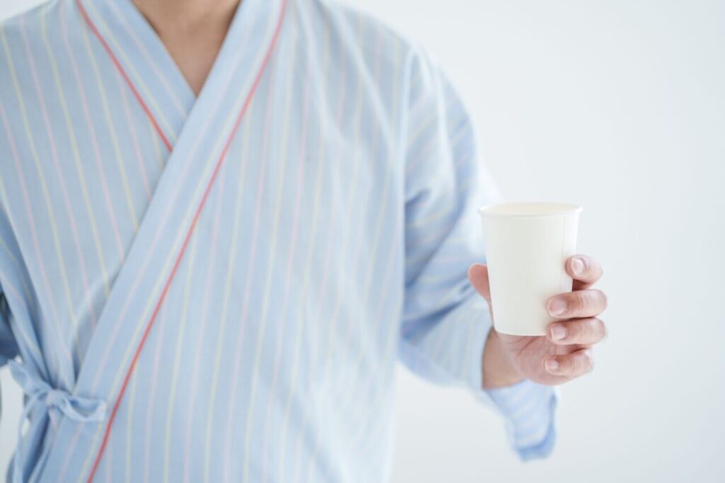バリウム検査を受けようとしている男性