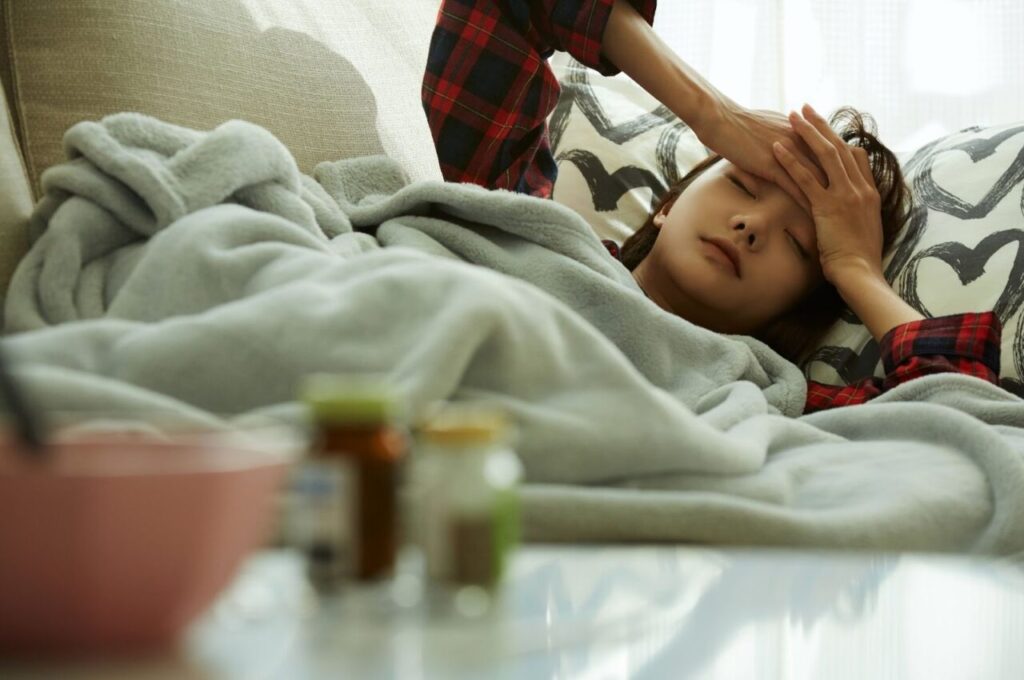 肝硬変による不調で横になっている女性