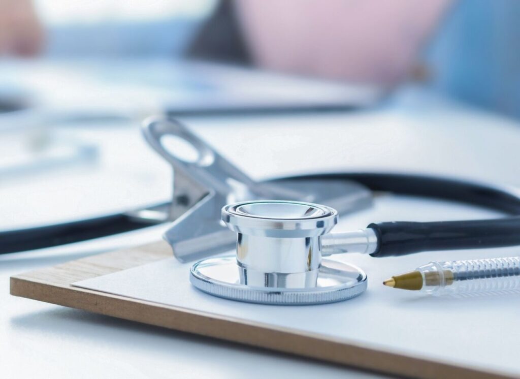 カルテと聴診器