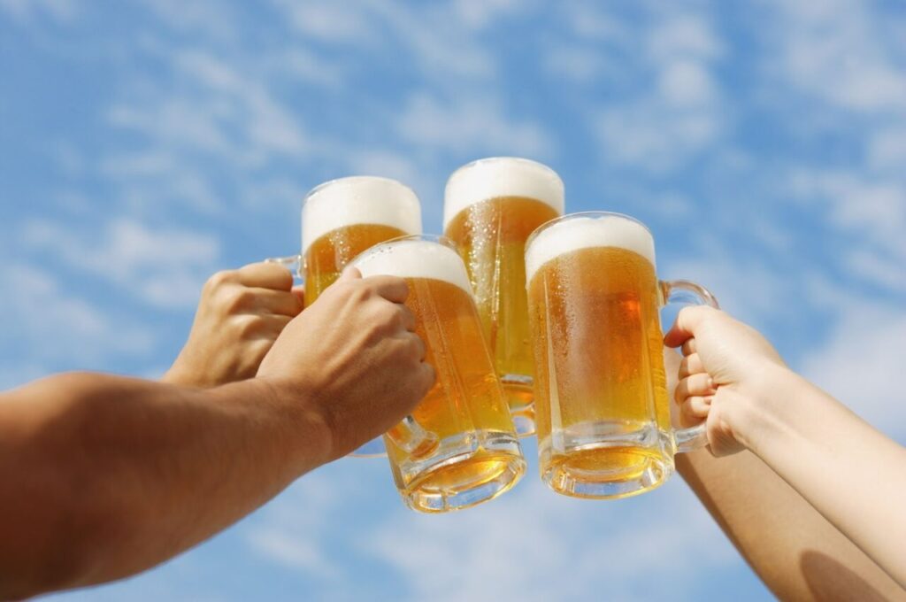 ビールジョッキで乾杯している手元