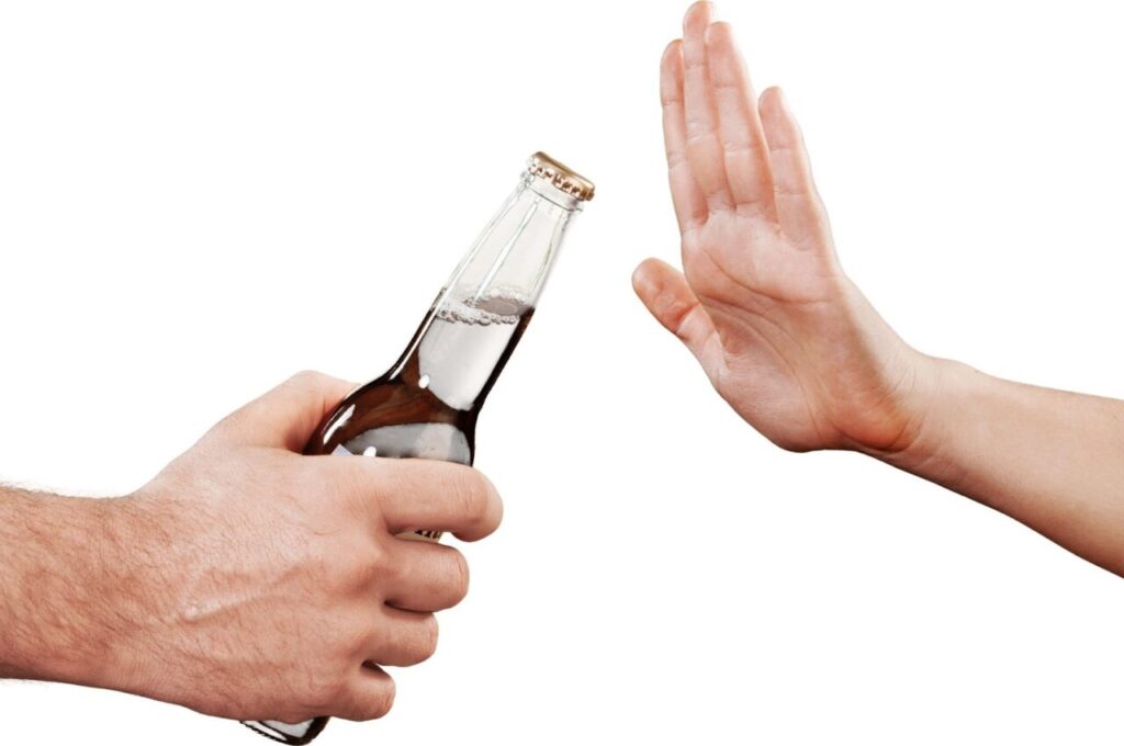 お酒を差し出されて断っている手元