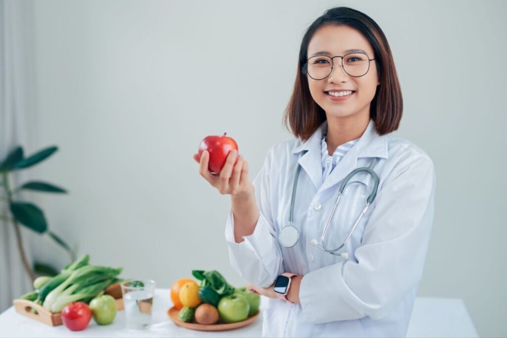 りんごを持った医師