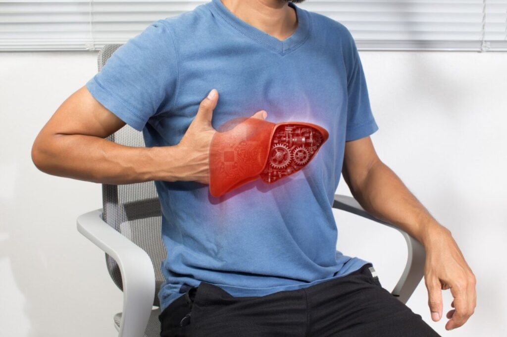 肝臓のイラストと、肝臓部分を押さえている男性