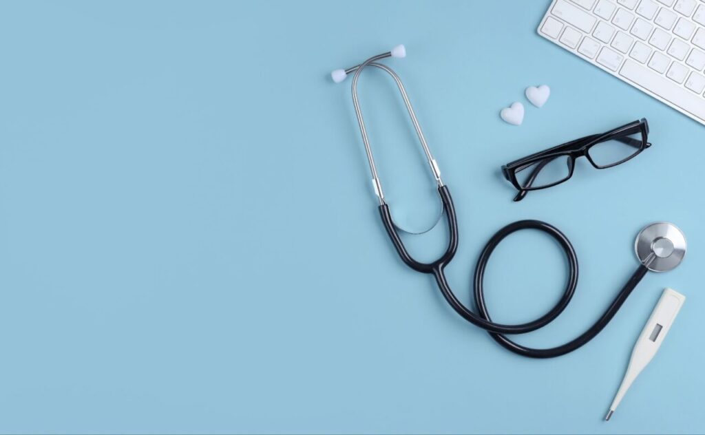 聴診器、体温計、メガネ、キーボード