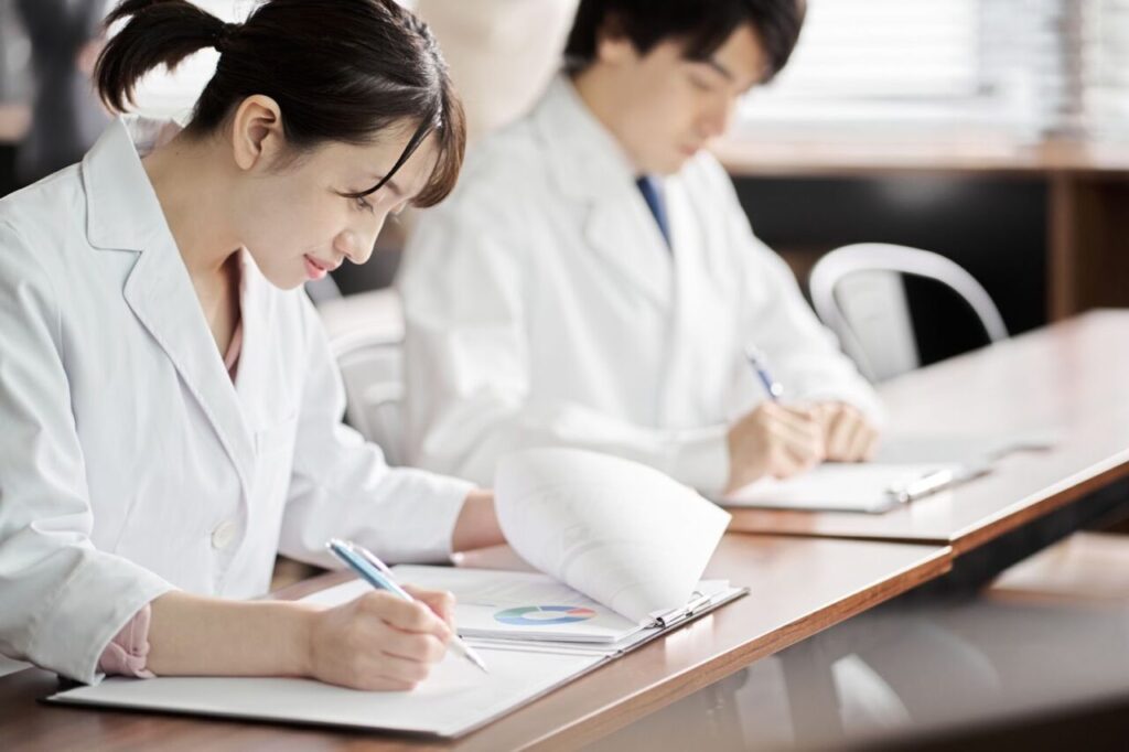 研修を受けている医師