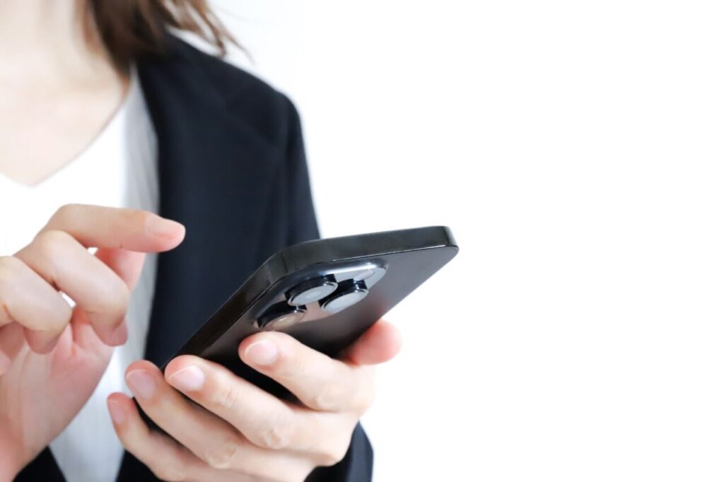 スマホに何か打ち込んでいる手元