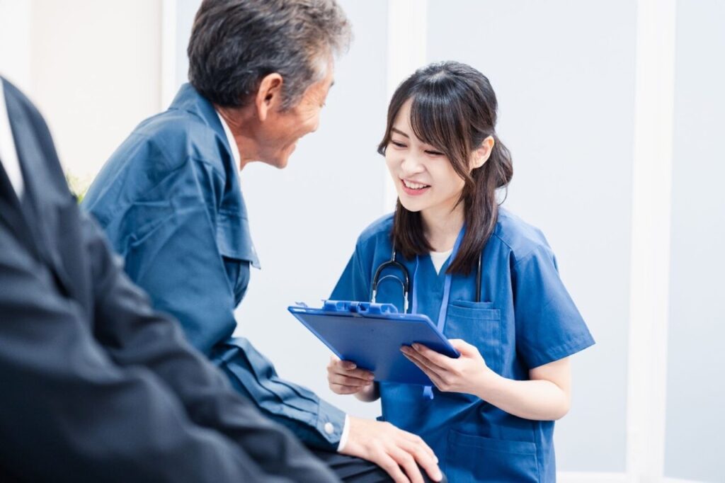 患者さんに説明している医師