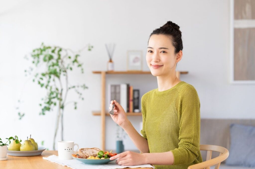 食事中の女性