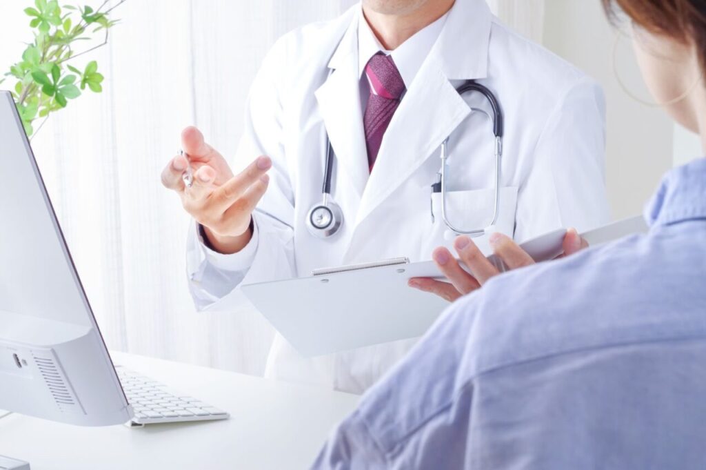 患者さんに説明している医師