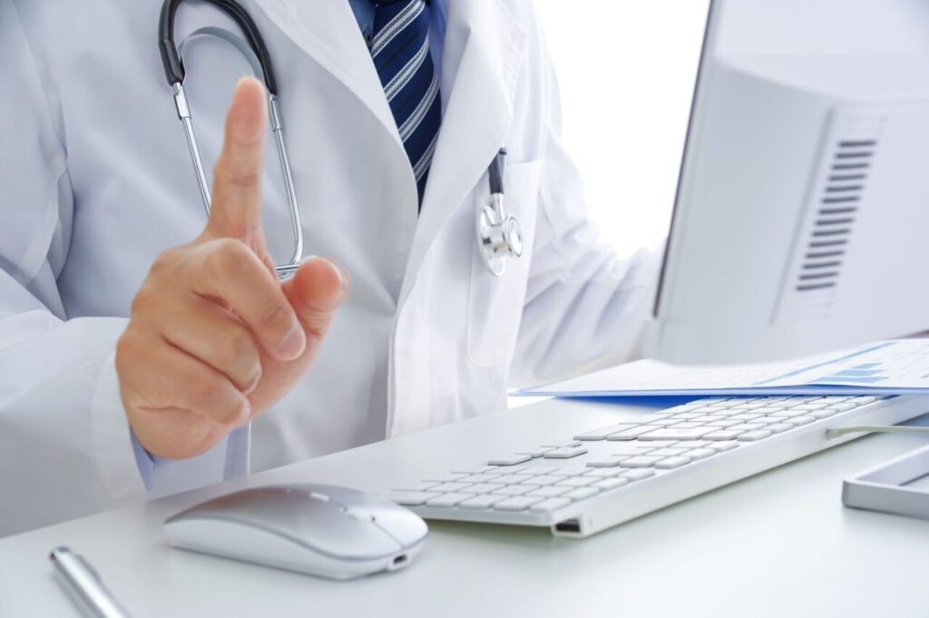 人差し指を立てている医師