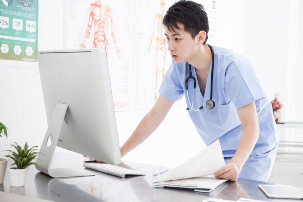 大腸カメラ検査をパソコンで見ている医師