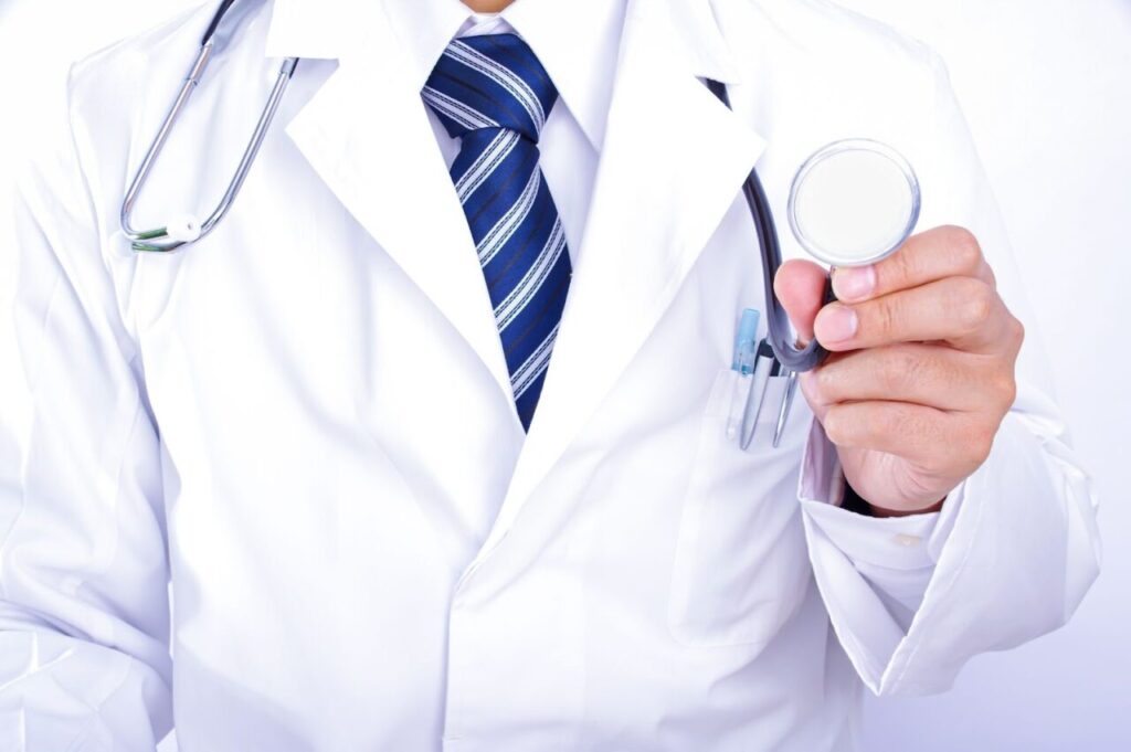 聴診器を持った医師