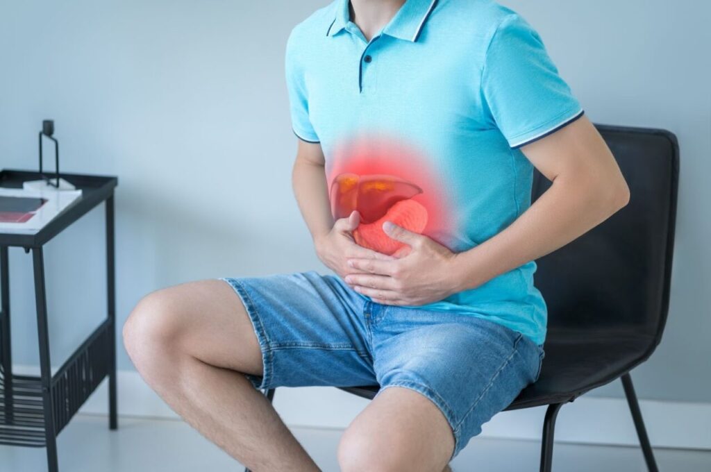 肝臓部分を押さえる男性