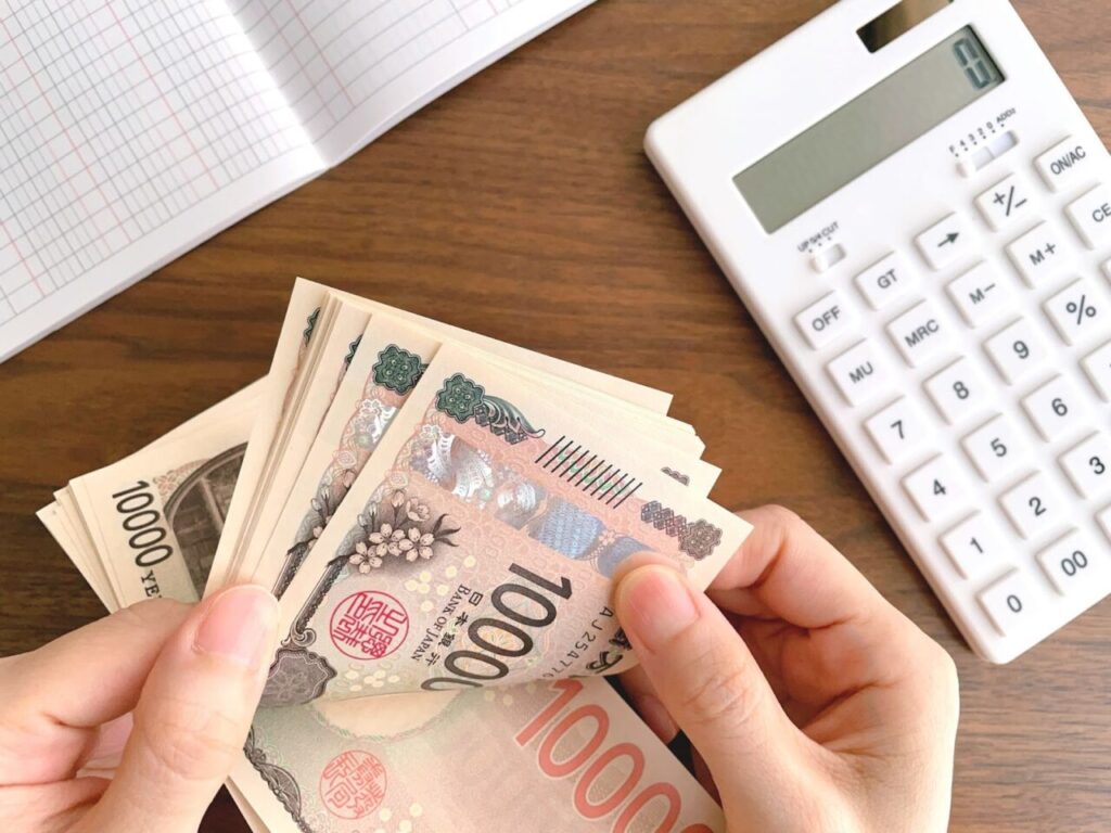 計算機とお金を数える手元