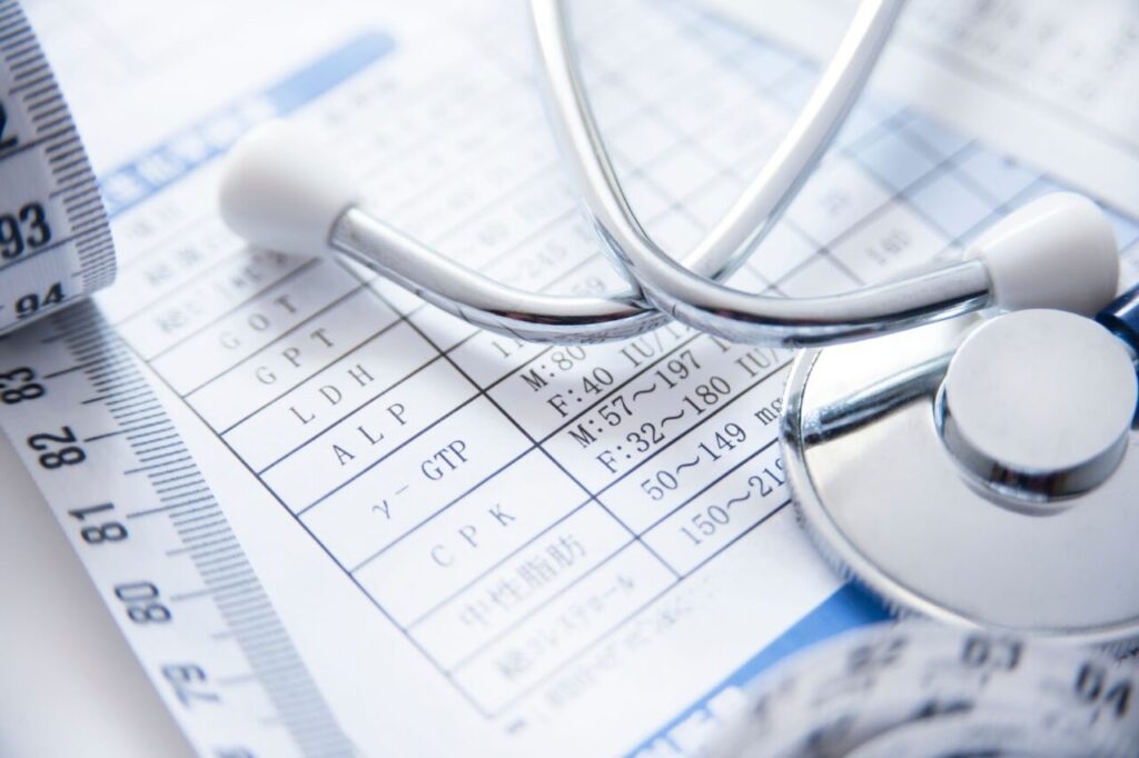 検査結果用紙と聴診器