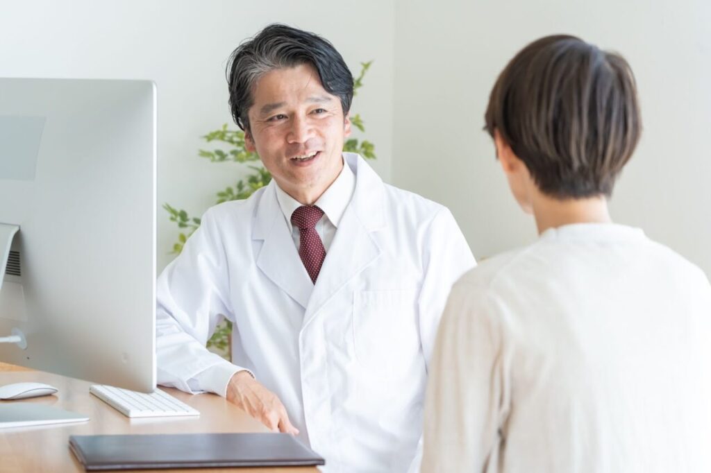 人間ドックについて説明している医師