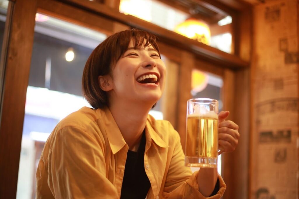 お酒を飲んで笑顔の女性