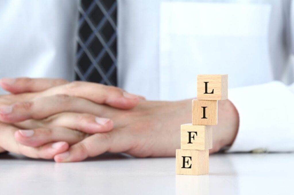 LIFEと書かれたブロックと人の手元